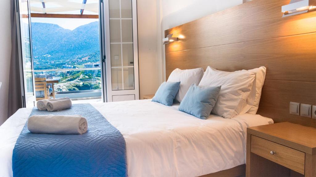 巴利恩Villa Vasilis的一间卧室设有一张大床和大窗户