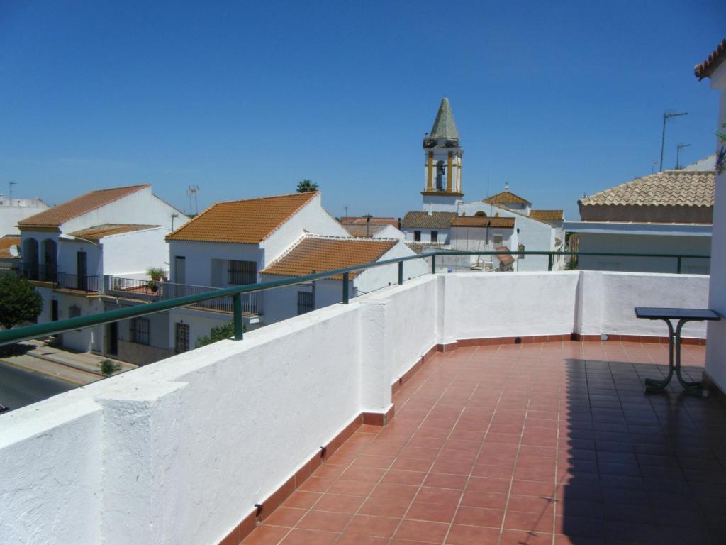 阿尔哈拉克穆里尔旅馆的阳台设有白色的围栏和钟楼。