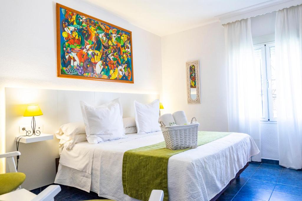 马拉加埃尔卡诺酒店的一间卧室配有一张壁画床