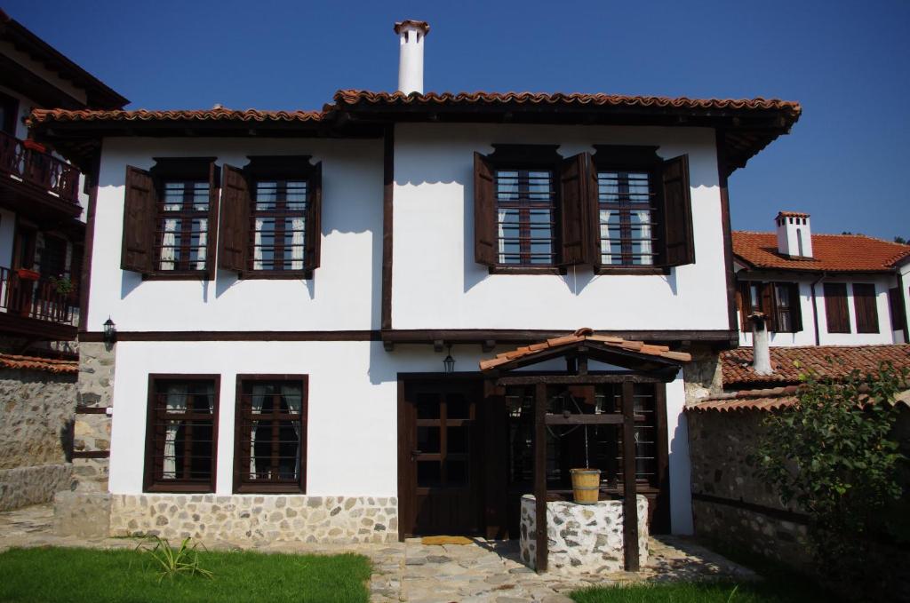 兹拉托格勒Villa Skat的白色的房子,设有棕色百叶窗