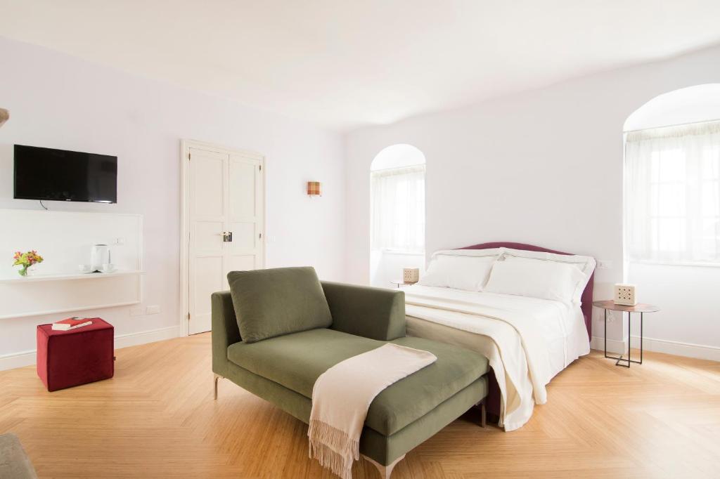 维耶斯泰Dimora Cummà Marì的一间卧室配有一张床和一把绿色椅子