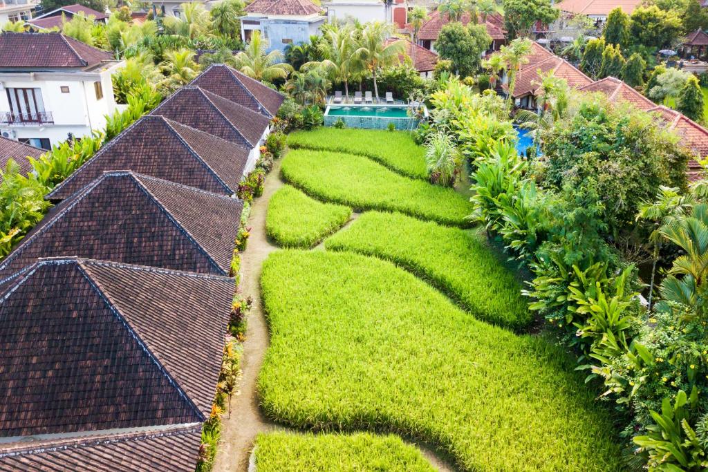 乌布Abipraya Ubud的享有绿色草地花园的顶部景致