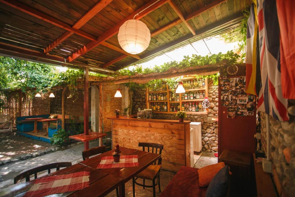 斯库台万达斯旅舍的一个带桌椅的庭院和一间酒吧