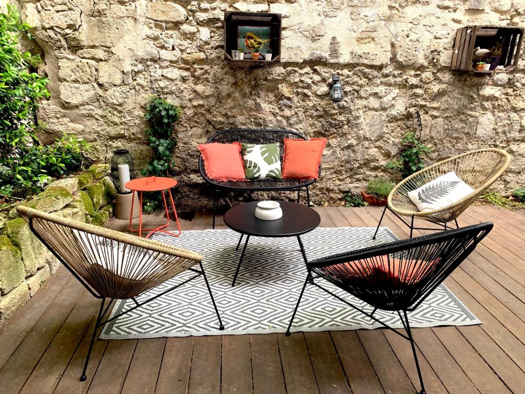 阿维尼翁T2 centre ville avec extérieur的庭院配有两把椅子和一张桌子及椅子