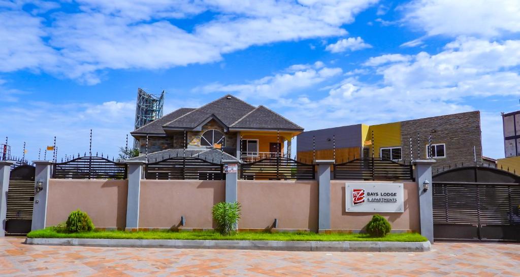 阿克拉Bays Lodge, Accra的前面有标志的房子