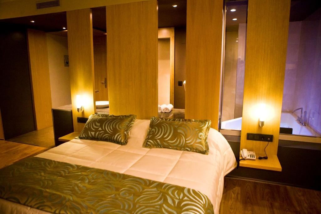 Cinctorres厄尔怀谢罗进化酒店的一间带大床的卧室和一间浴室