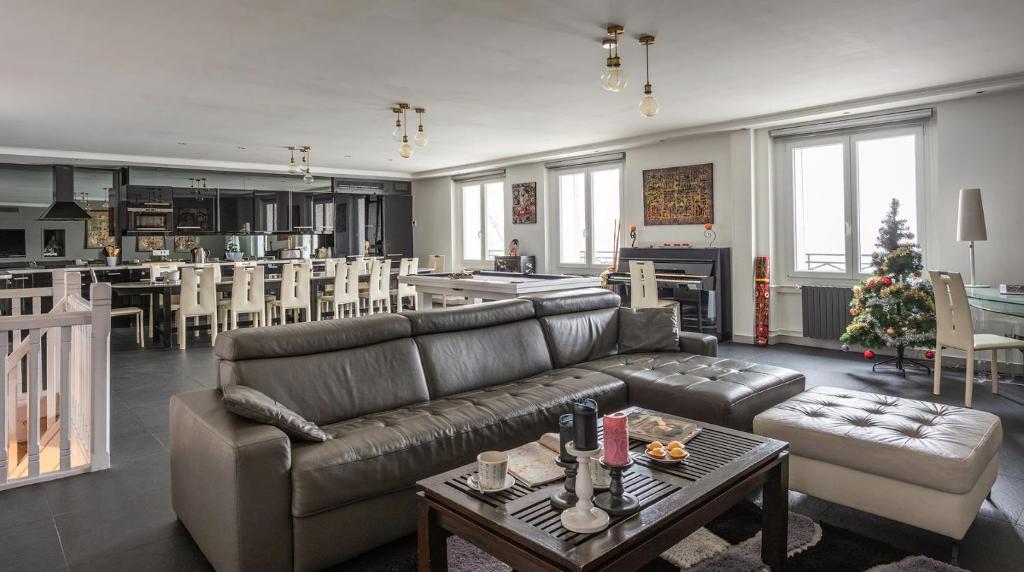 巴黎Le Notre Dame - Luxury Apartment with Seine View的客厅配有沙发和桌子