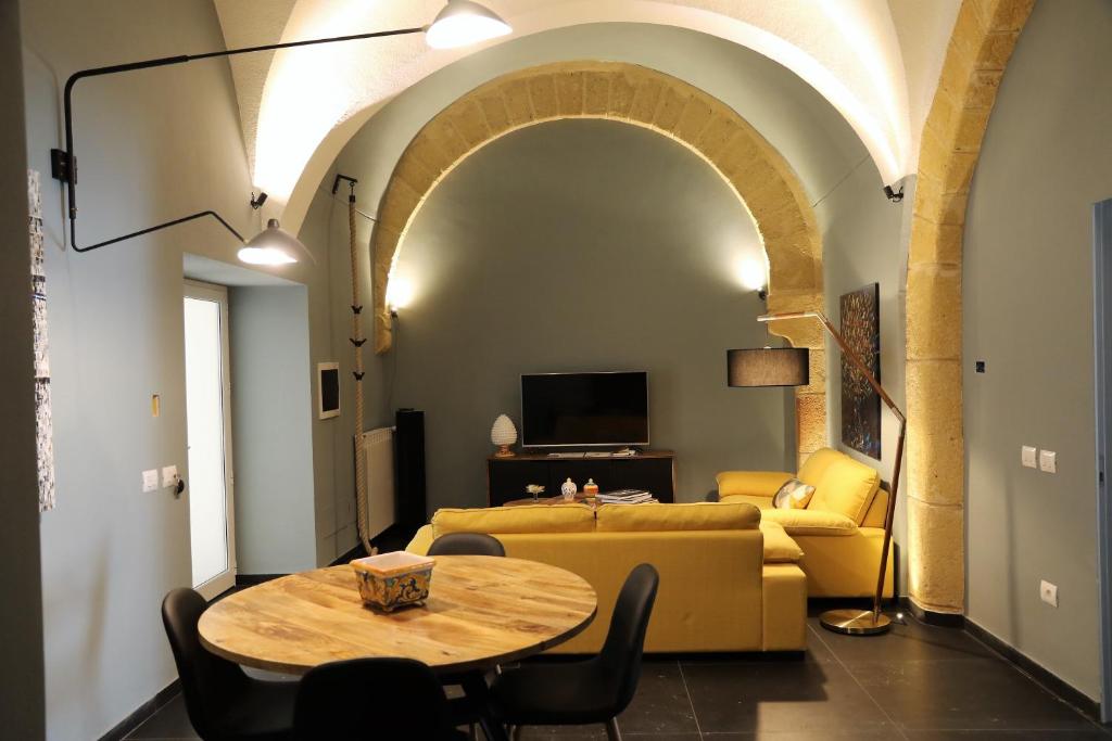 马尔萨拉Anna & Salvo's House的客厅配有桌子和沙发