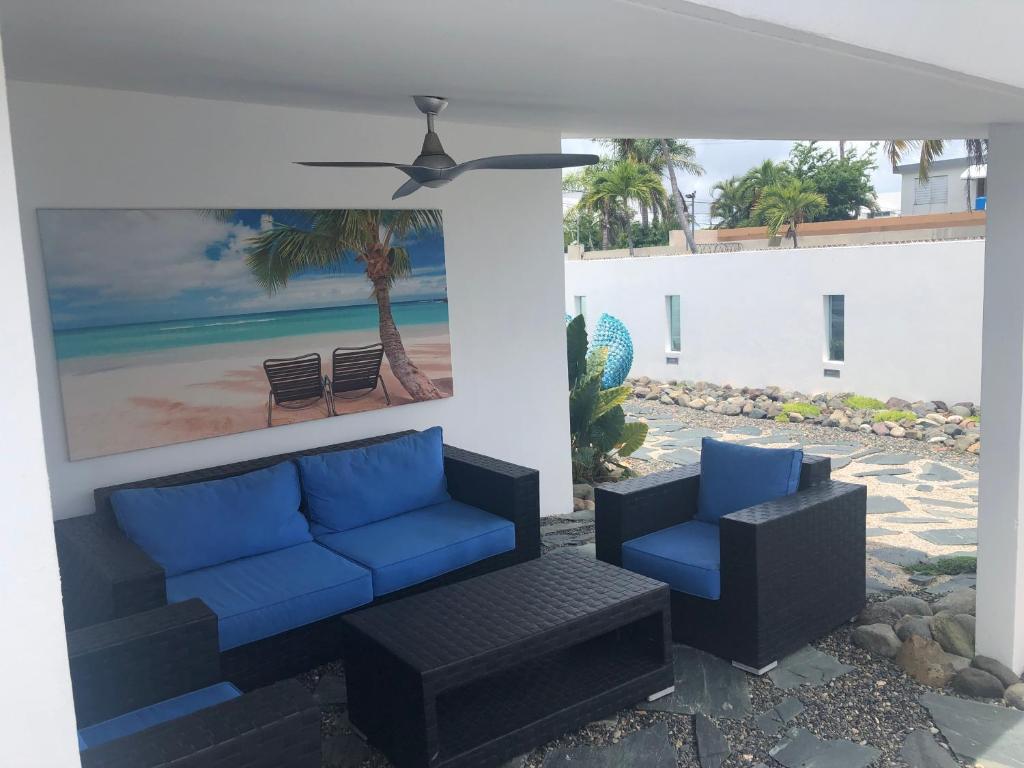 圣胡安MAR DEL NORTE的一个带蓝色沙发的庭院和海滩景