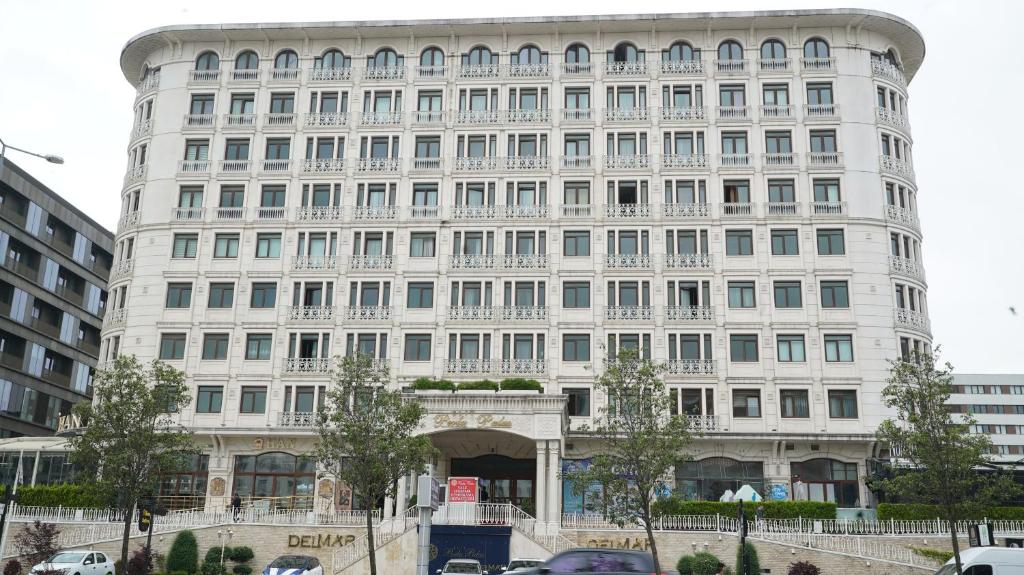 伊斯坦布尔My Palace Rooms Hotel SAW的一座白色的大建筑,有很多窗户