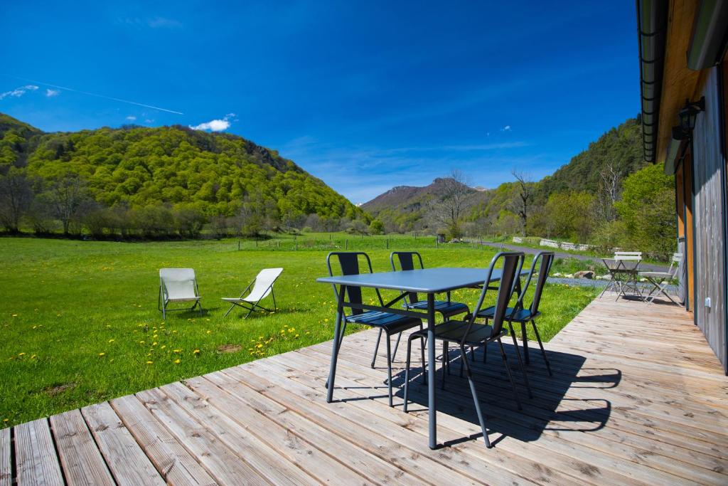 拉克河畔尚邦La Dormeuse du Val的享有田野景致的甲板上的桌椅