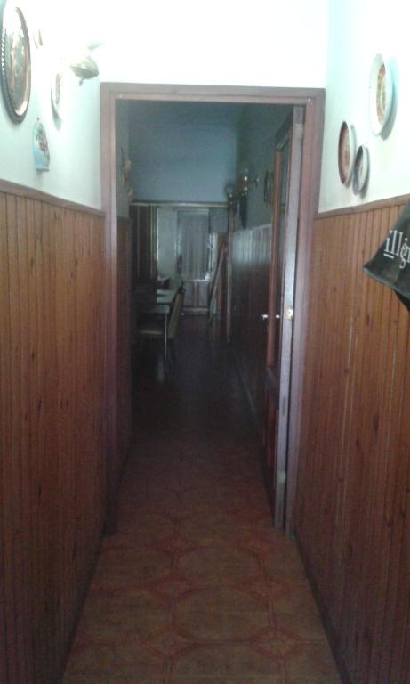 佩尔加米诺Casa habitacion的走廊通往带桌子的用餐室