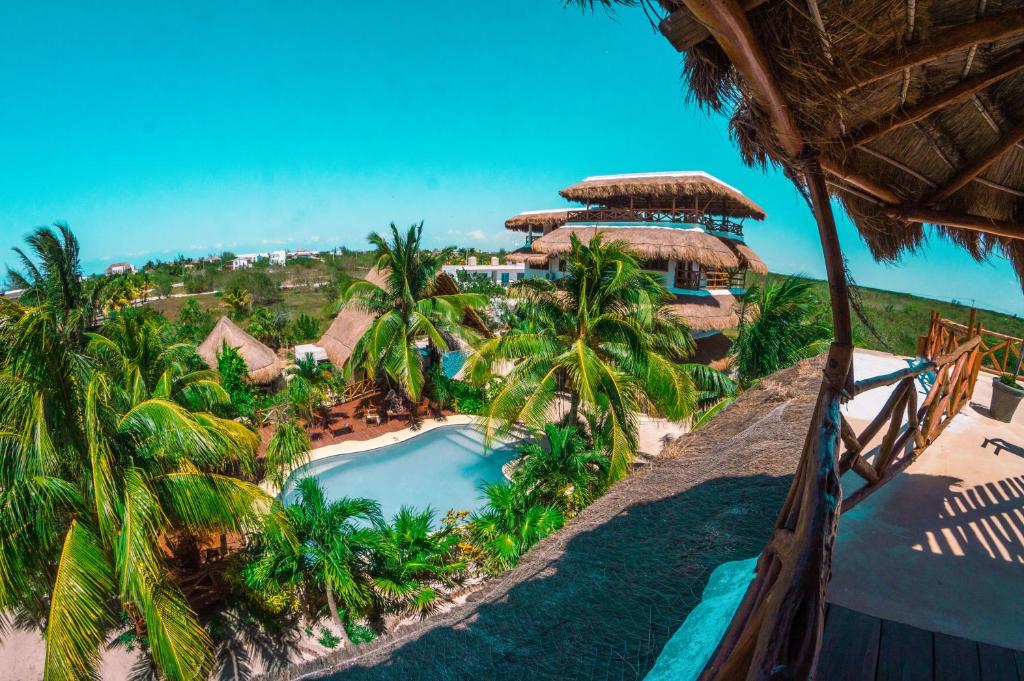 奥尔沃克斯岛Ensueño Holbox & Beach Club的享有带游泳池的度假村的空中景致