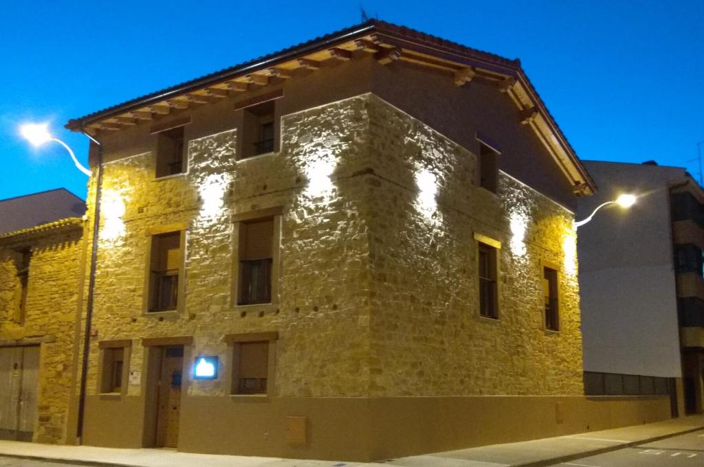 MondariaHostal Rural Villa de Mendavia的一座带灯光的古老石头建筑