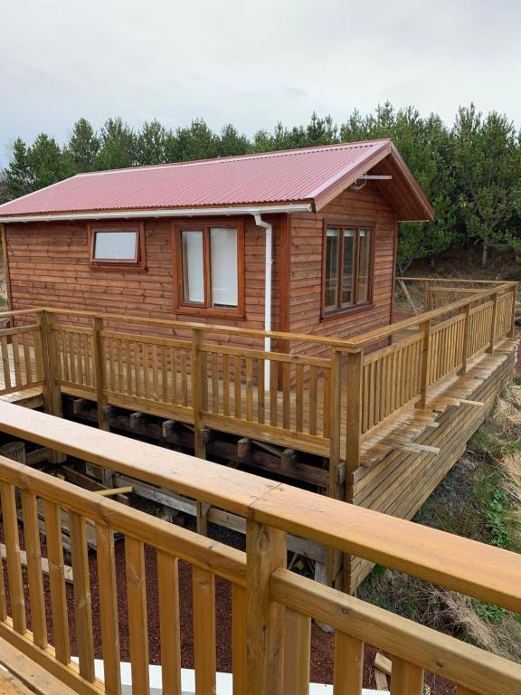 KerhraunCosy cottage-Golden circle的小木屋设有木制甲板