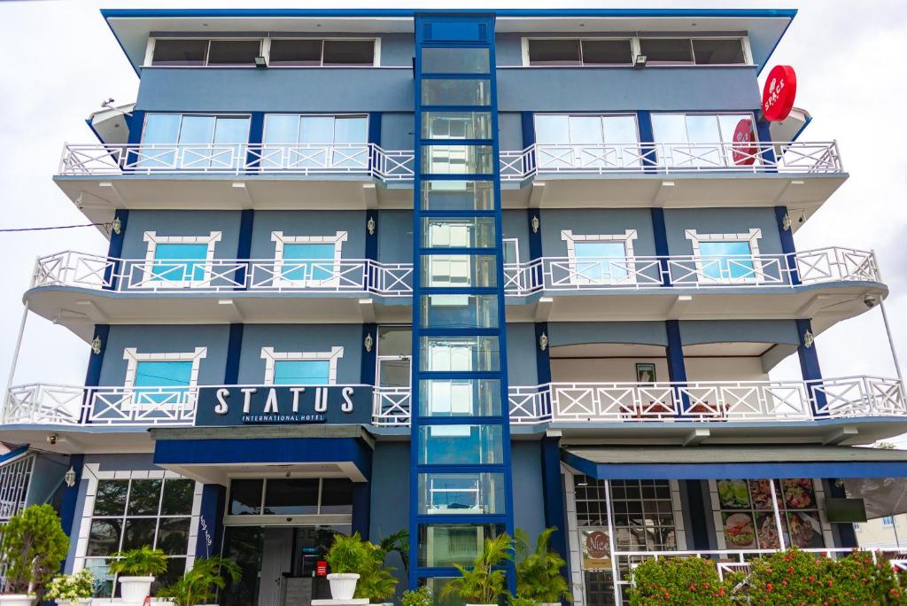 乔治敦Status International Hotel的蓝色的建筑,上面有标志