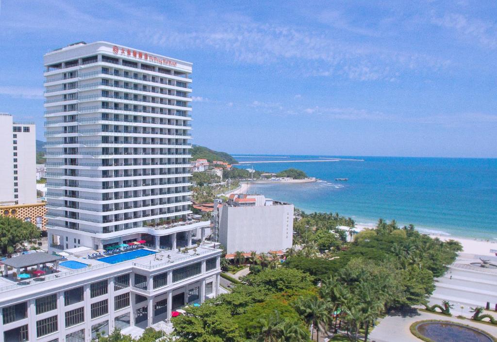 三亚三亚大东海酒店的海边高大的白色建筑