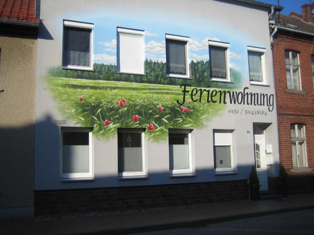 萨尔茨韦德尔Ferienwohnungen Marita的一座建筑,上面有花卉画