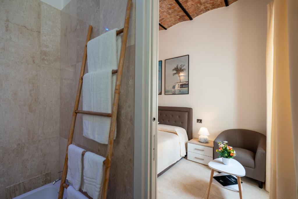奥尔比亚Corso Umberto Rooms的一间小房间,配有双层床和一间卧室