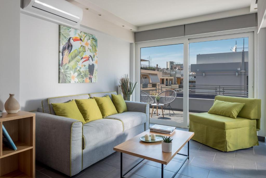 雅典12 Keys Athens Apartments的客厅配有沙发和桌子