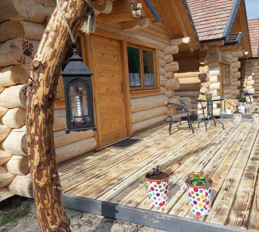 波拉齐克Bjorkowo的小屋设有木甲板和灯笼