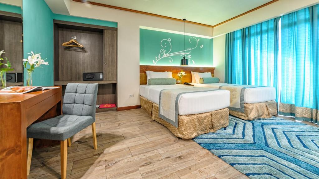 塔比拉兰甜蜜之家精品酒店的酒店客房配有两张床和一张书桌