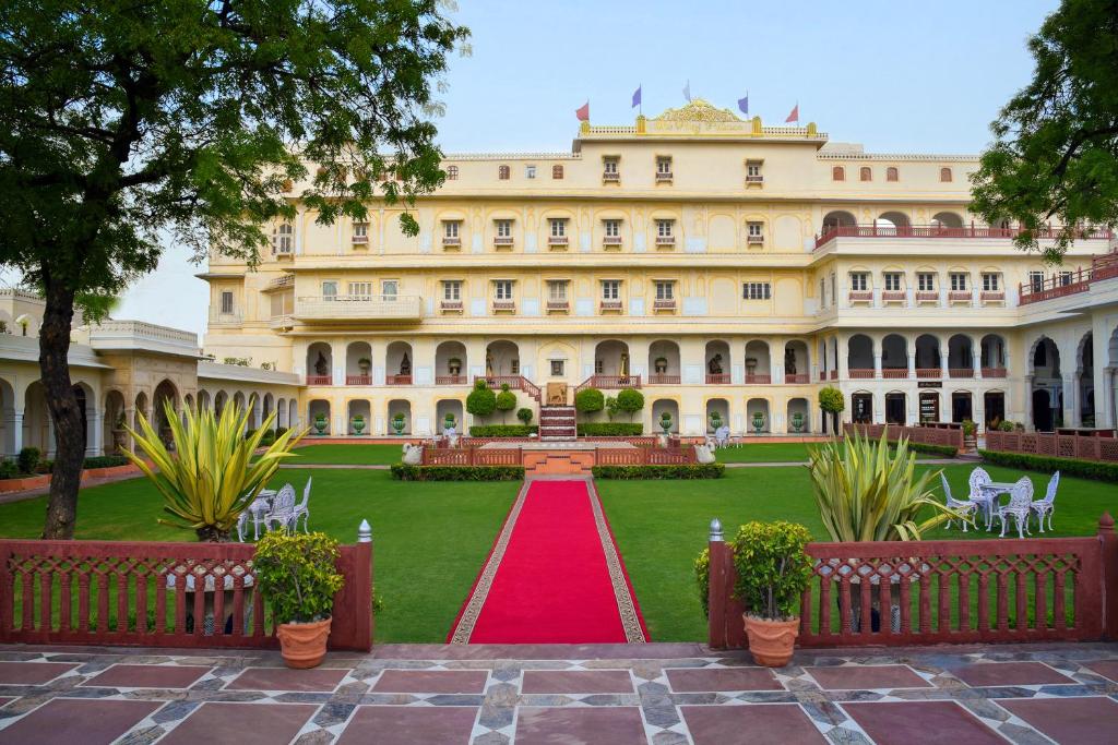 斋浦尔拉杰宫酒店（世界小型奢华酒店）的前面有红地毯的大建筑
