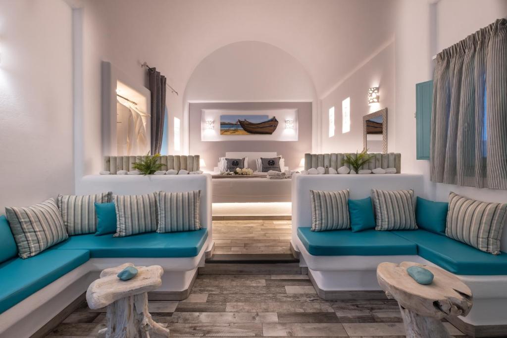 佩里萨Anastasia Princess Luxury Beach Residence - Adults Only的客厅配有蓝色和白色的家具
