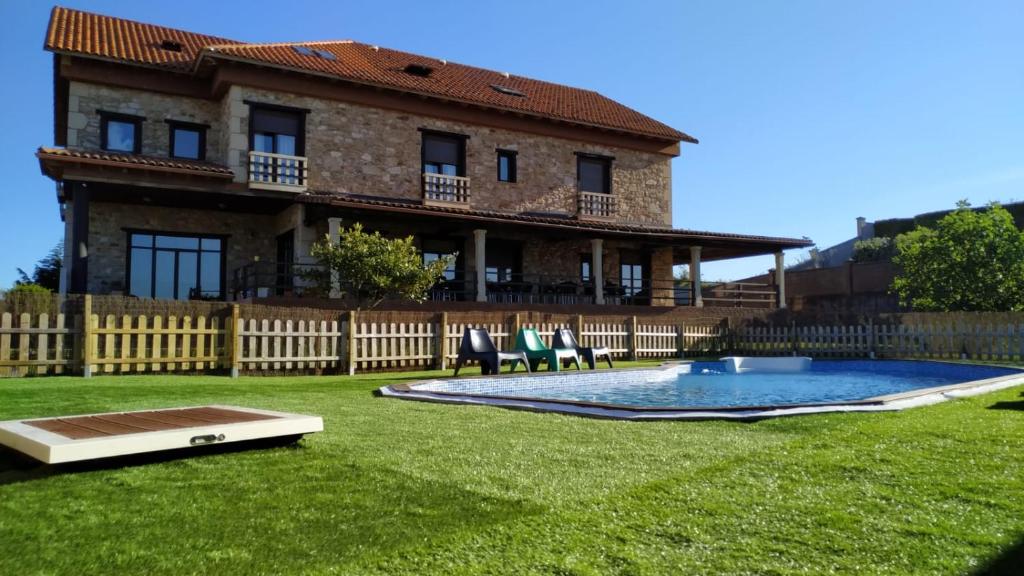 菲尼斯特雷Hotel Rústico Prado da Viña的一座带游泳池的庭院