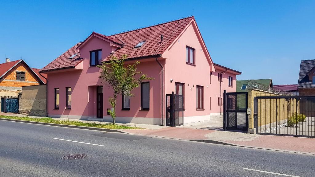 布拉格Apartment De Luna的街道边的粉红色房子