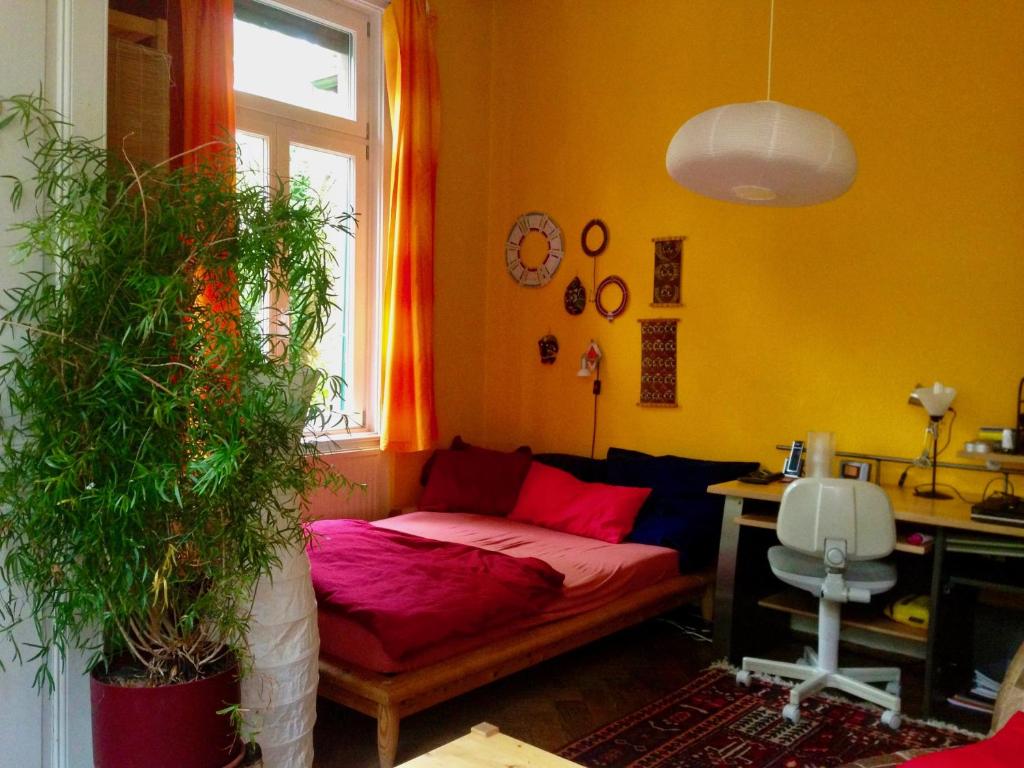 弗莱堡Zimmer Nähe Stadtmitte的客厅配有红色沙发和书桌