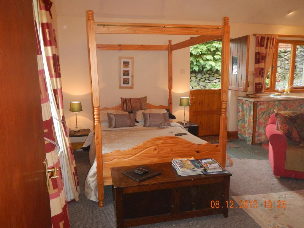 瑟尔米尔斯泰贝克农庄B&B旅馆的一间卧室配有一张木架大床