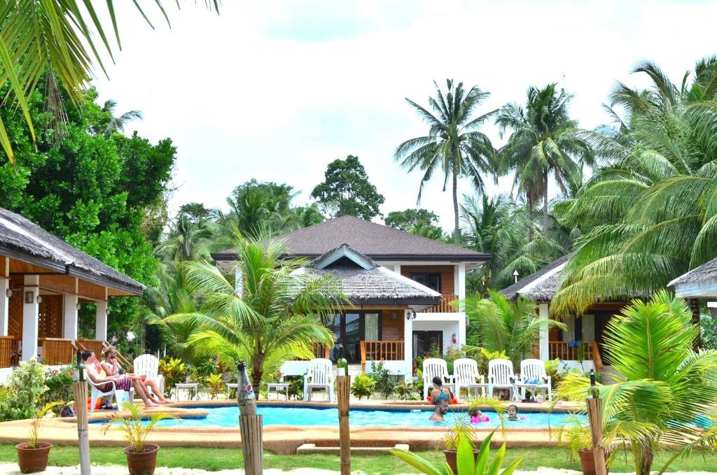 锡基霍尔White Villas Resort的别墅前设有游泳池