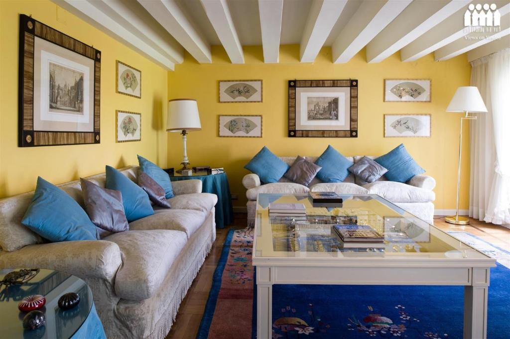 威尼斯Ca' Cerchieri Mezzanine的客厅配有两张沙发和一张桌子