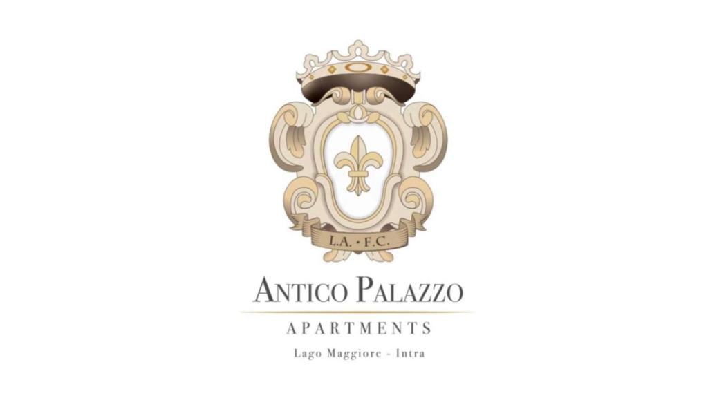 韦尔巴尼亚Antico Palazzo Lago Maggiore的带有冠的反瓜广场装饰标志