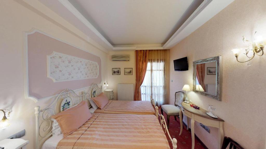 里托楚伦米尔托酒店的一间卧室配有两张床和镜子