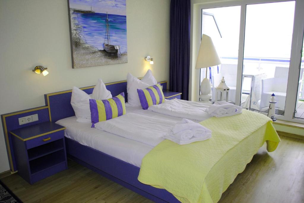 奥斯赛拜-屈隆斯博恩Ferienwohnung Yachthafenperle的一间卧室配有带毛巾的床
