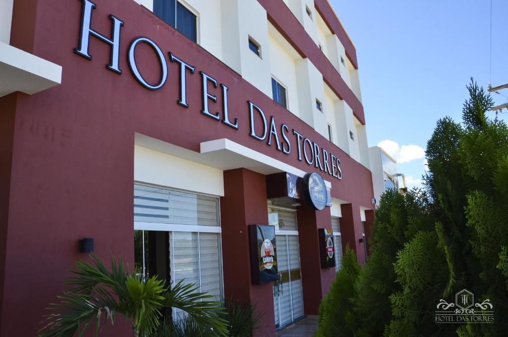 关那比Hotel das Torres的大楼一侧的塔楼标志