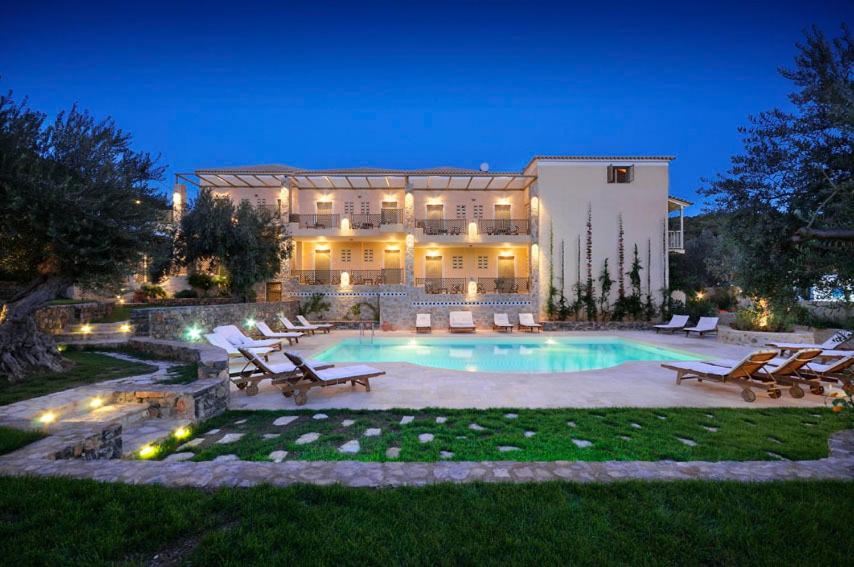 波罗斯Eleonas Studios的一座大房子,在庭院里设有一个游泳池