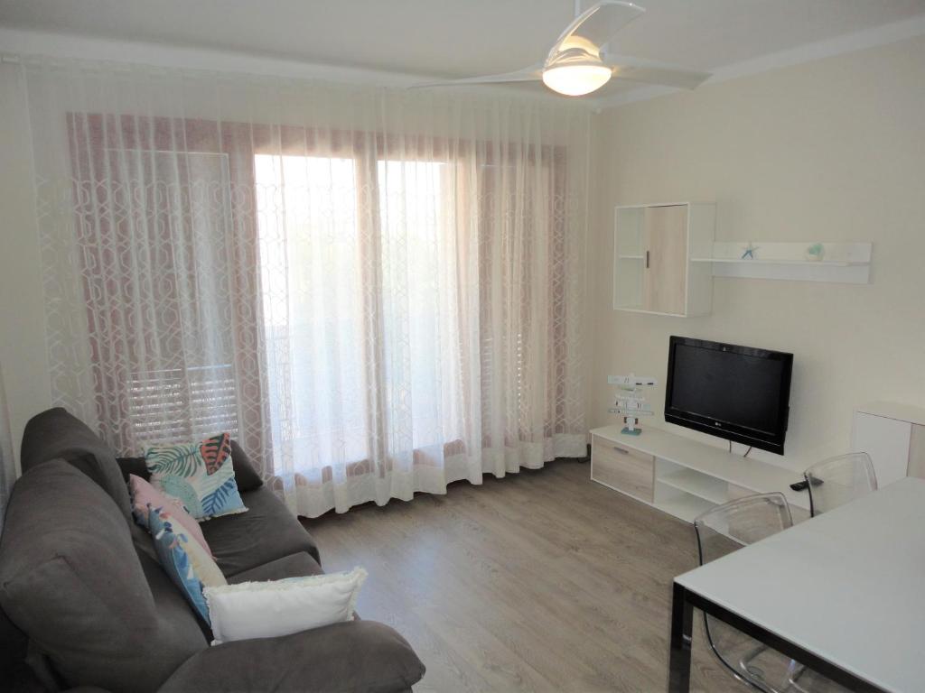 托里代巴拉Lamoga-Sandi 4 2的带沙发和平面电视的客厅