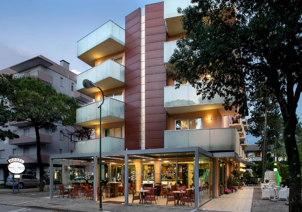 利尼亚诺萨比亚多罗丹尼尔酒店的前面设有桌椅的建筑