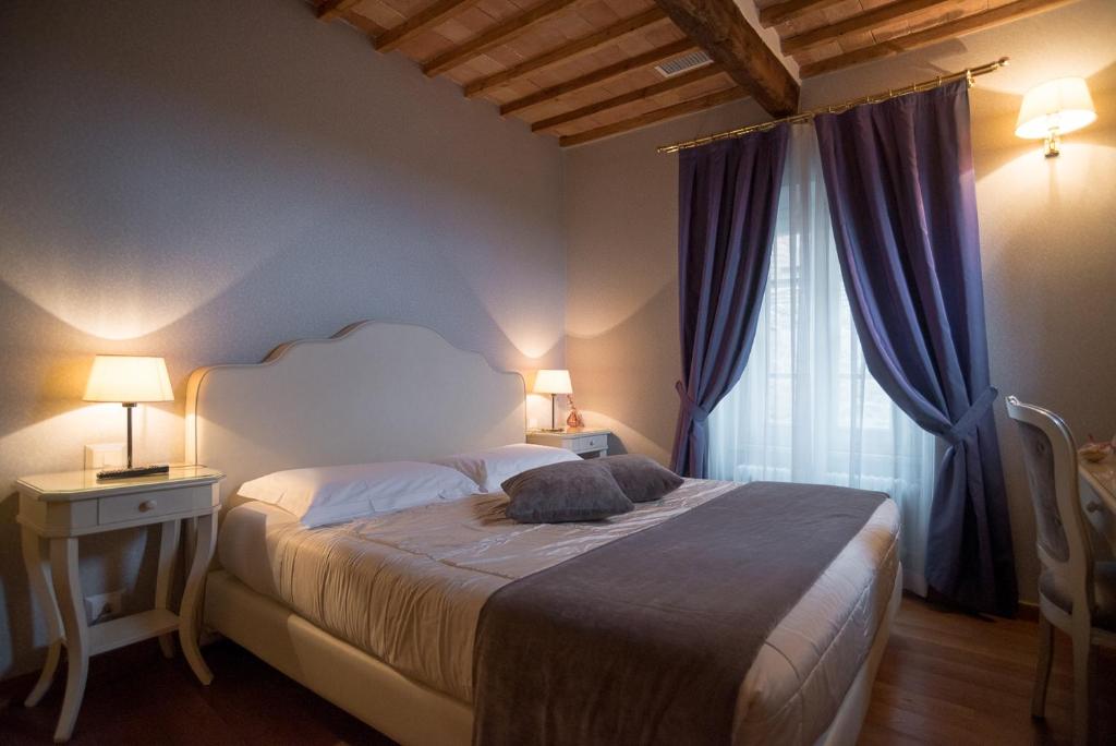 皮蒂利亚诺柴考提诺旅馆的一间卧室配有一张大床、两盏灯和一个窗户。