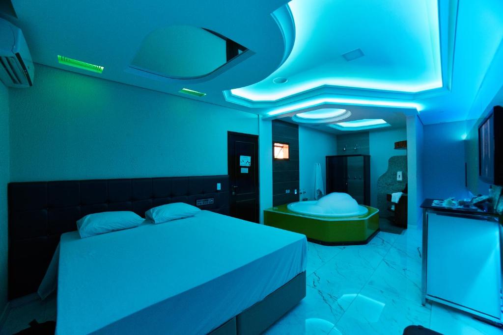 布卢梅瑙Amy Motel的一间天花板上设有蓝色灯光的卧室