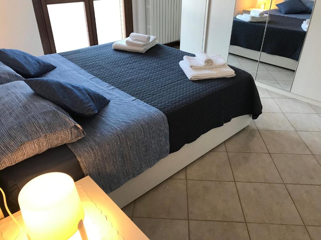 圣贝内代托-德尔特龙托Casavacanze estate 2的一间卧室配有两张带毛巾的床