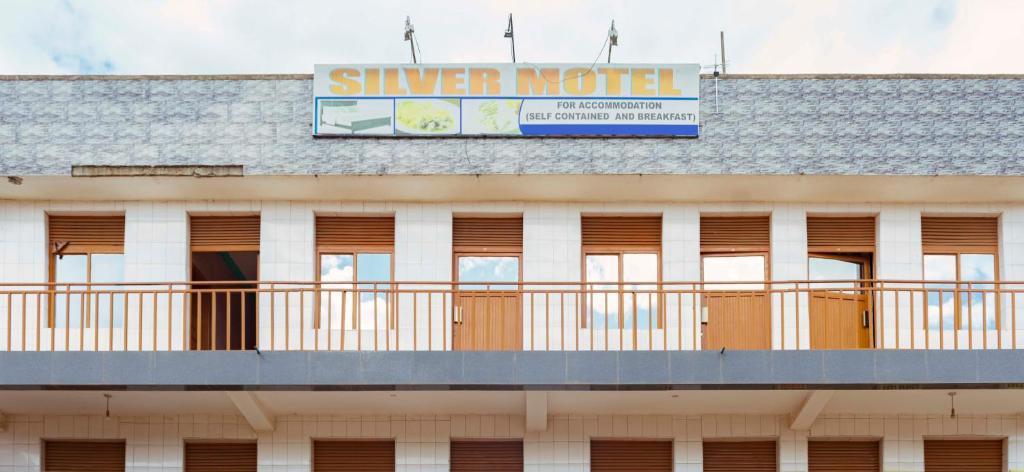 姆巴拉拉Silver Motel Mbarara的一座有银色汽车旅馆标志的建筑