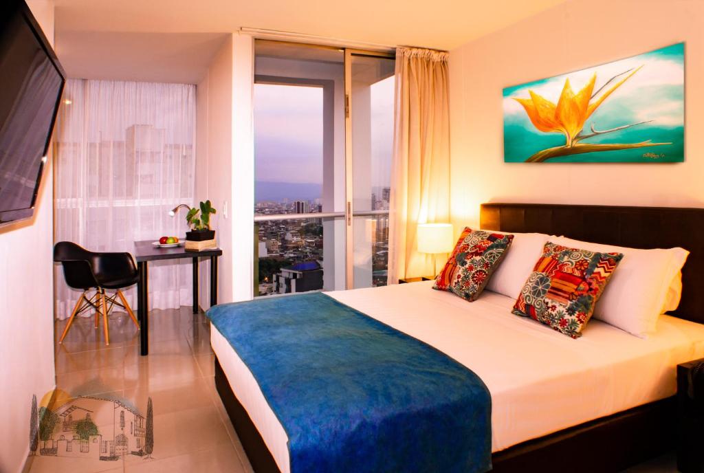 布卡拉曼加Amoblados Casa de Pinos Bucaramanga的酒店客房 - 带一张床,享有城市美景