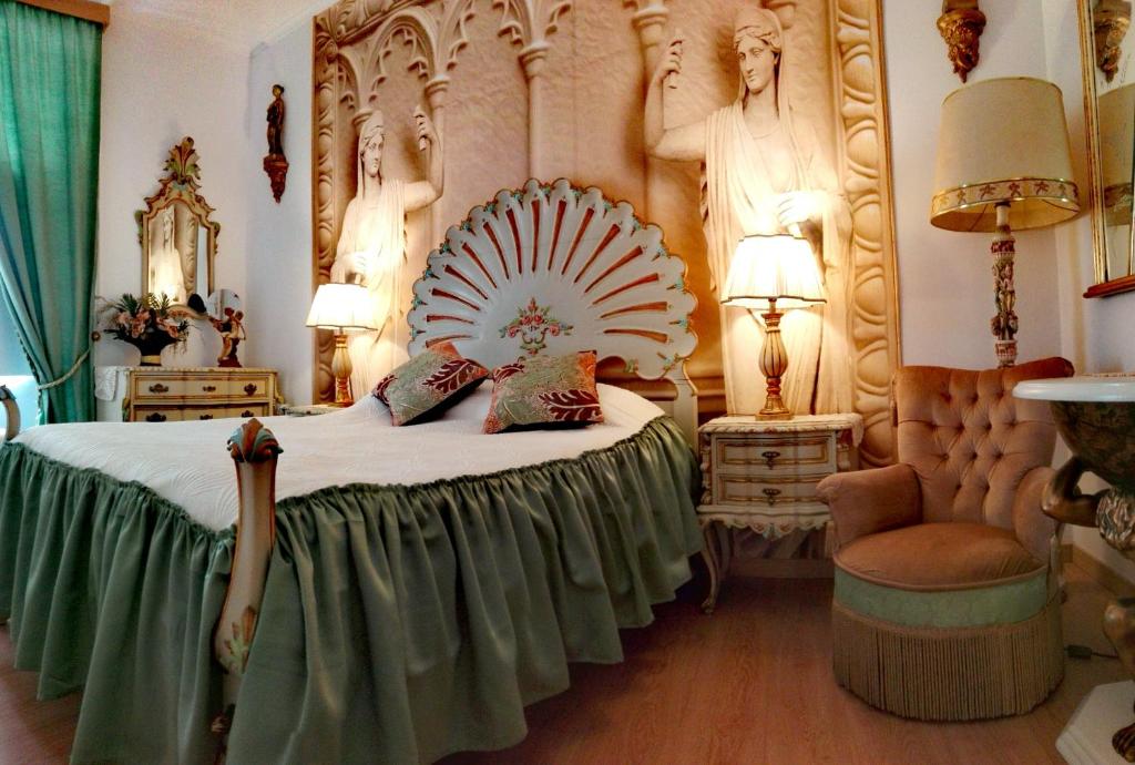 贝雅Império Romano Guest House的一间卧室配有一张大床和华丽的床头板