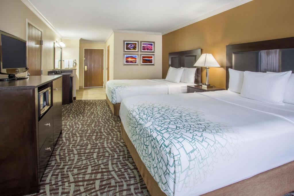 摩押莫亚拉昆塔套房酒店的酒店客房设有两张床和电视。