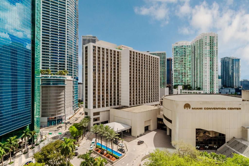 迈阿密迈阿密凯悦丽晶酒店的享有城市和高楼的景色