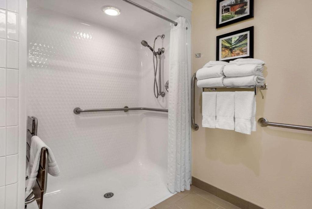 拉法叶Comfort Suites Lafayette University Area的带淋浴和白色毛巾的浴室
